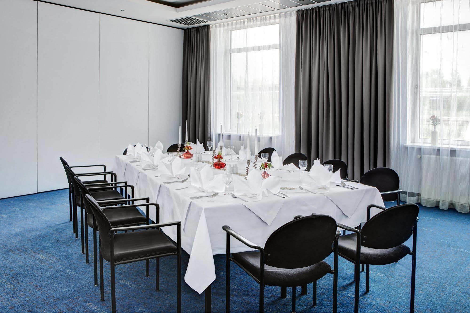 IntercityHotel Rostock Esterno foto